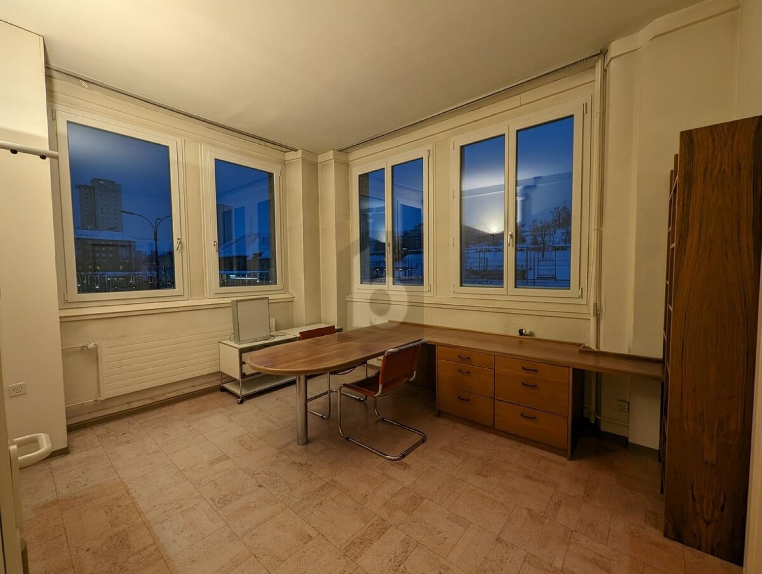 145m² office