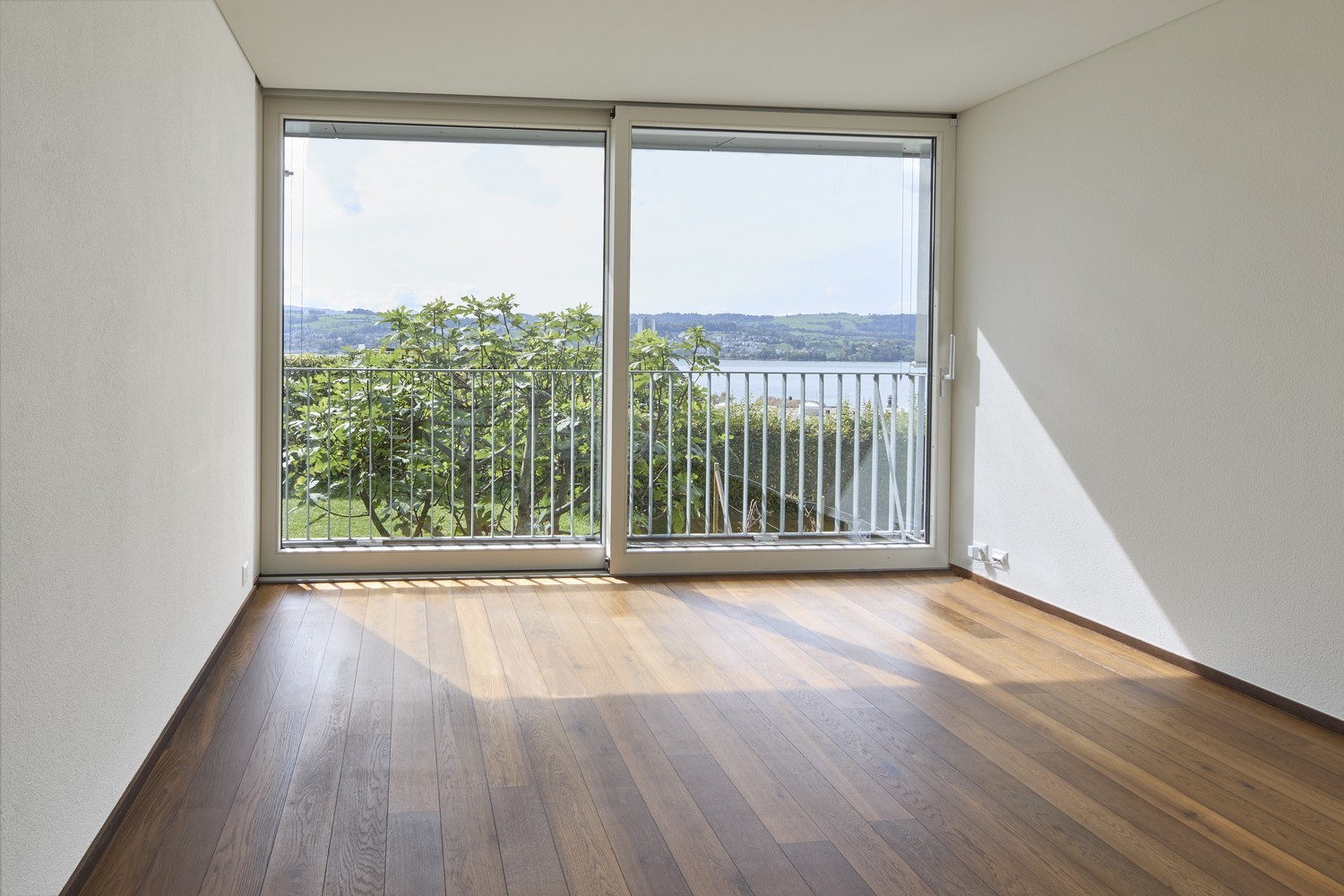 Maison individuelle de 6 ½ pièces

La maison à Männedorf se situe dans un quartier résidentiel privilégié sur la rive droite du lac de Zurich, nichée entre le lac et le Pfannenstiel. La propriété est située dans une rue privée calme sans trafic de passage et bénéficie de sa position surélevée avec u, photo 8 sur 10