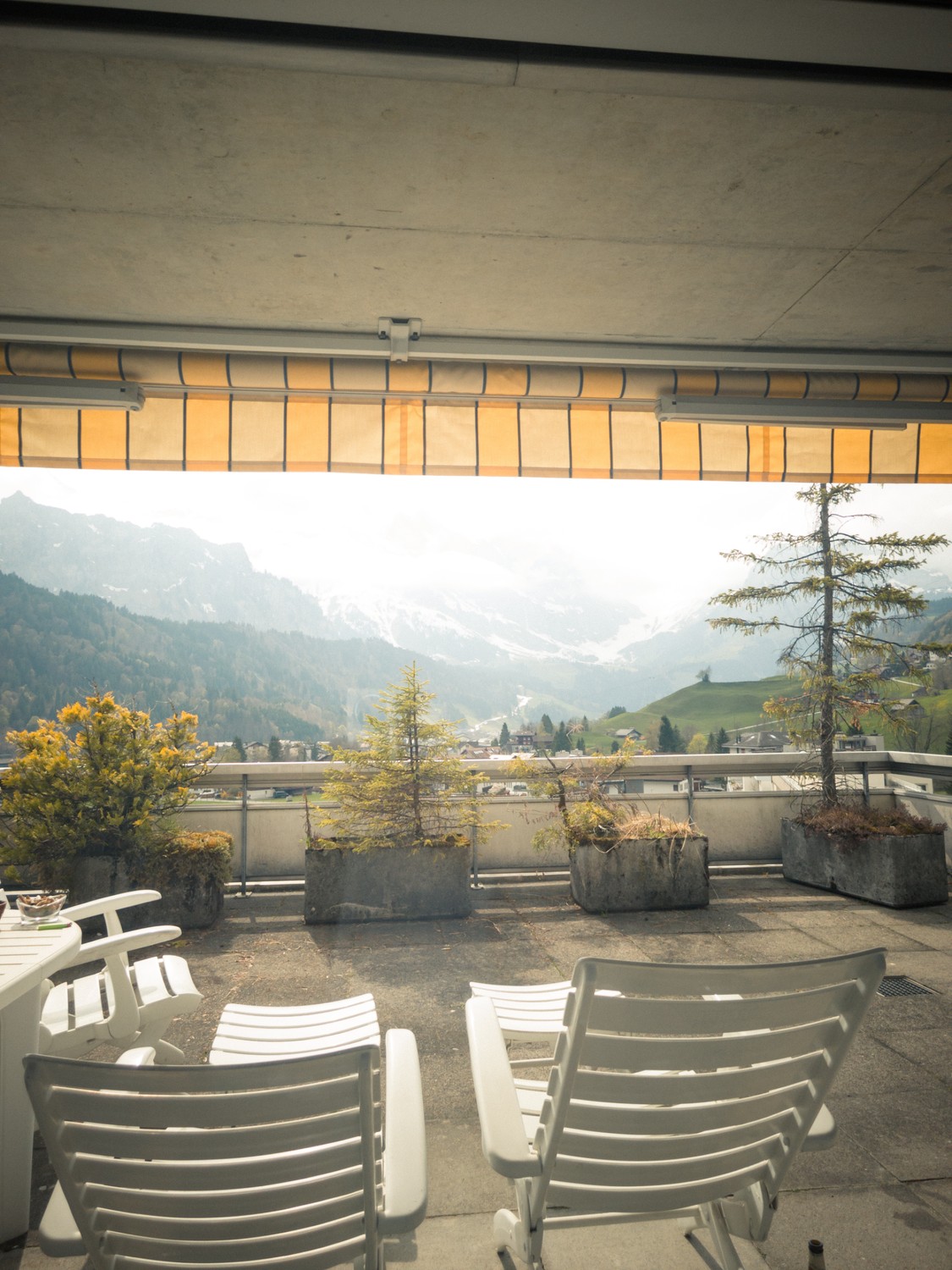 Chambre dans une colocation

Nous sommes quatre amis à la recherche d'une quatrième personne pour nous rejoindre dans notre magnifique maison de 279 m² ici à Engelberg, avec une vue imprenable sur la vallée.
Nous sommes Emil (Suède), Damianos (Grèce) et Roman (Russie) — tous âgés entre 22 et 30 ans,, photo 1 sur 2