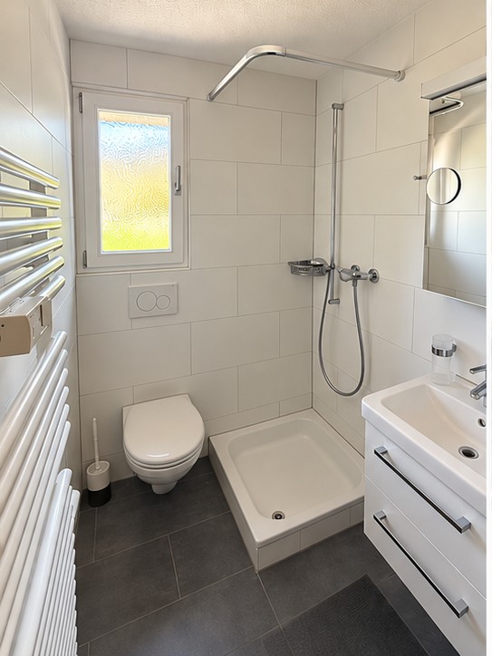 Chambre disponible dans un appartement en colocation à Gstaad.

Vous aurez votre propre chambre privée et votre propre salle de bain, le reste de l'appartement étant partagé avec une autre personne.

L'appartement dispose d'un espace de vie spacieux, d'une cuisine entièrement équipée et d'une terras, photo 3 sur 4