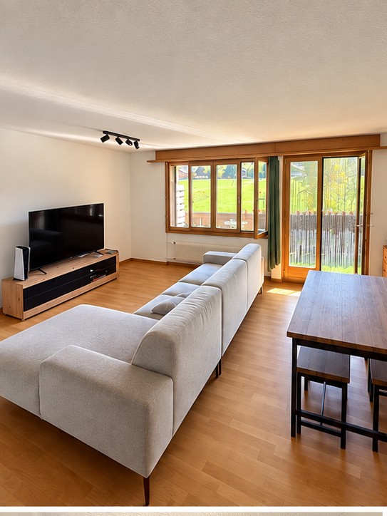 Chambre disponible dans un appartement en colocation à Gstaad.

Vous aurez votre propre chambre privée et votre propre salle de bain, le reste de l'appartement étant partagé avec une autre personne.

L'appartement dispose d'un espace de vie spacieux, d'une cuisine entièrement équipée et d'une terras, photo 2 sur 4