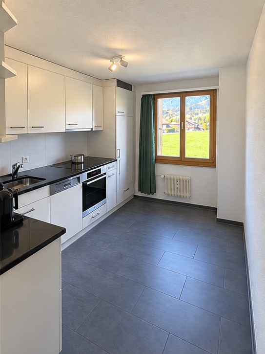 Chambre disponible dans un appartement en colocation à Gstaad.

Vous aurez votre propre chambre privée et votre propre salle de bain, le reste de l'appartement étant partagé avec une autre personne.

L'appartement dispose d'un espace de vie spacieux, d'une cuisine entièrement équipée et d'une terras, photo 4 sur 4