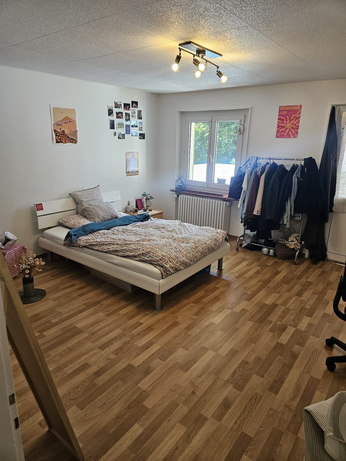 Chambre dans une colocation

Salut !
Deux de nos colocataires déménagent, donc deux chambres se libèrent dans notre colocation. La date d'emménagement est flexible.

La chambre est spacieuse et lumineuse, avec des parquets en bois et une grande fenêtre qui donne sur de la verdure.

Les espaces commu, photo 2 sur 5