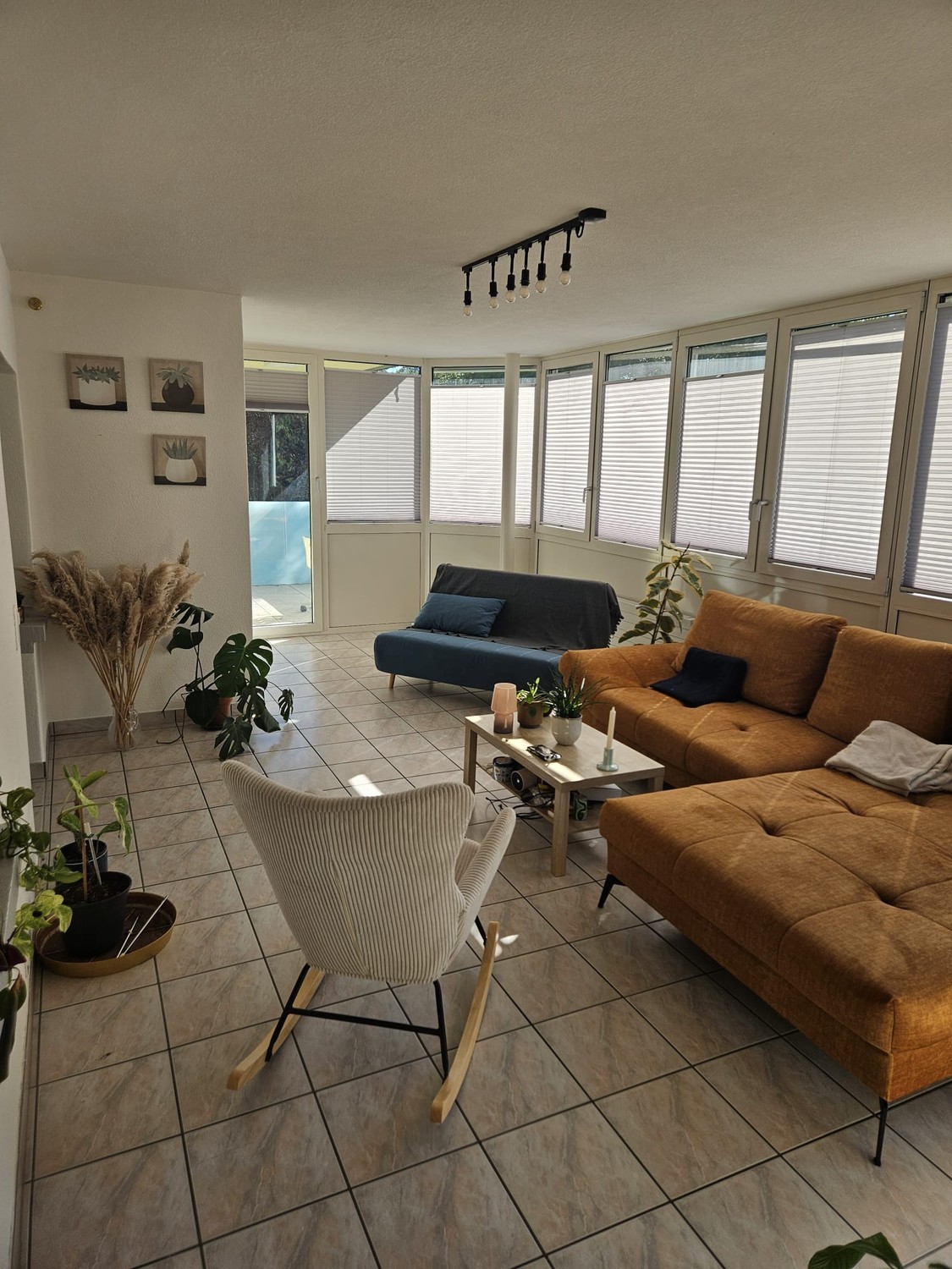 Chambre dans une colocation

Salut !
Deux de nos colocataires déménagent, donc deux chambres se libèrent dans notre colocation. La date d'emménagement est flexible.

La chambre est spacieuse et lumineuse, avec des parquets en bois et une grande fenêtre qui donne sur de la verdure.

Les espaces commu, photo 5 sur 5