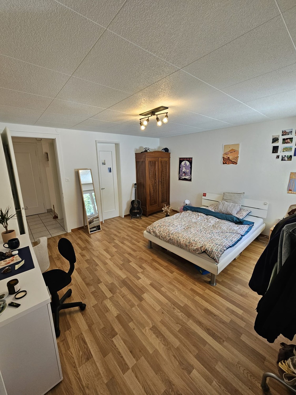 Chambre dans une colocation

Salut !
Deux de nos colocataires déménagent, donc deux chambres se libèrent dans notre colocation. La date d'emménagement est flexible.

La chambre est spacieuse et lumineuse, avec des parquets en bois et une grande fenêtre qui donne sur de la verdure.

Les espaces commu, photo 1 sur 5
