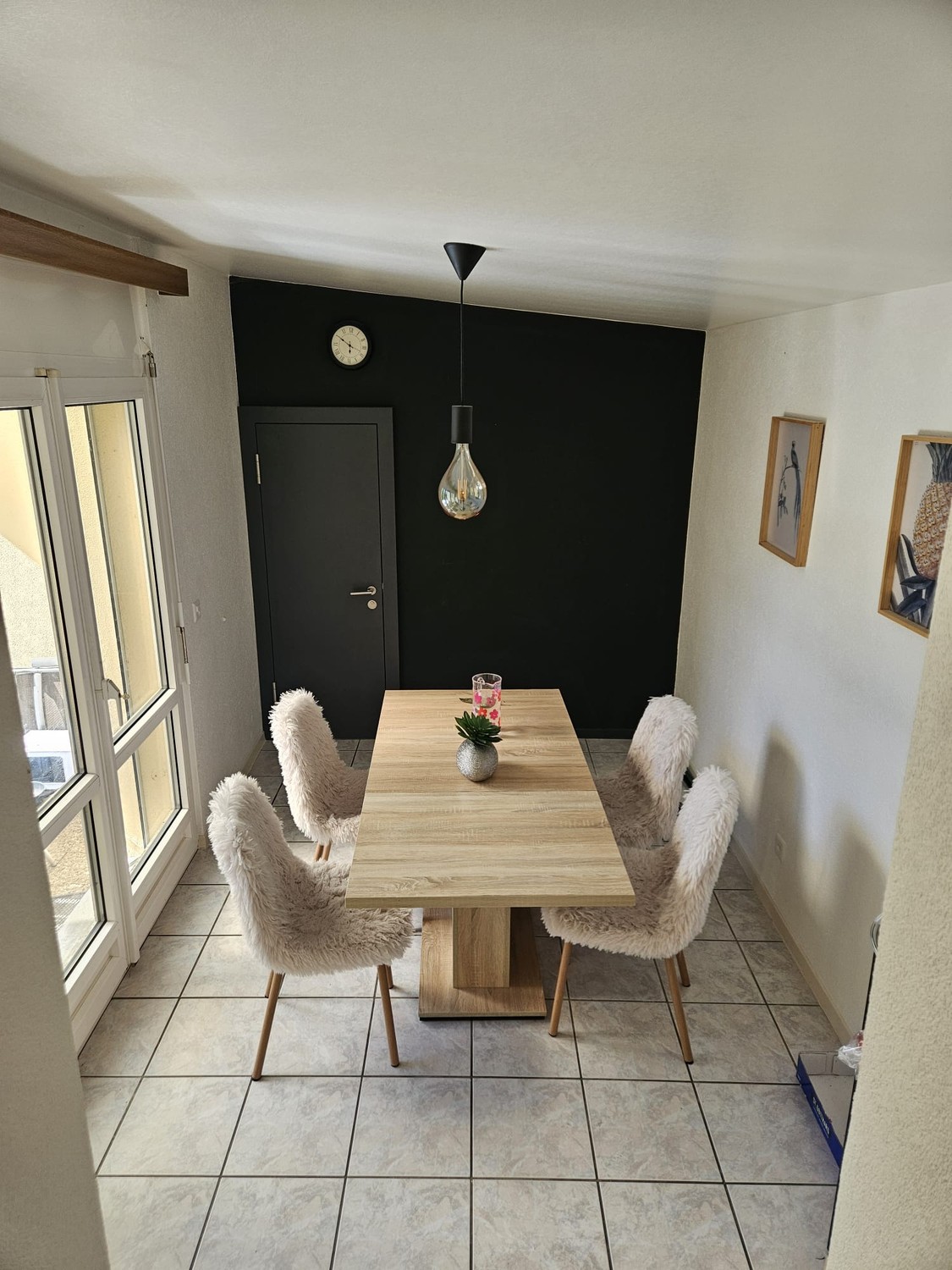 Chambre dans une colocation

Salut !
Deux de nos colocataires déménagent, donc deux chambres se libèrent dans notre colocation. La date d'emménagement est flexible.

La chambre est spacieuse et lumineuse, avec des parquets en bois et une grande fenêtre qui donne sur de la verdure.

Les espaces commu, photo 3 sur 5