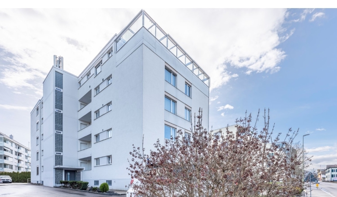 Appartement lumineux et central à Affoltern am Albis","description":"Cet appartement spacieux et lumineux de 2.5 pièces offre une expérience de vie agréable sur environ 70 m² dans un emplacement calme mais central. Les pièces sont équipées d'un parquet de haute qualité, créant une atmosphère de vie 
