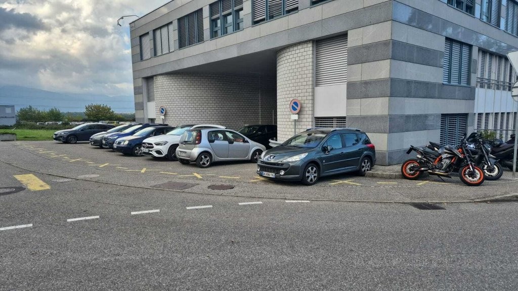 Covered bike parking, photo 2 sur 2