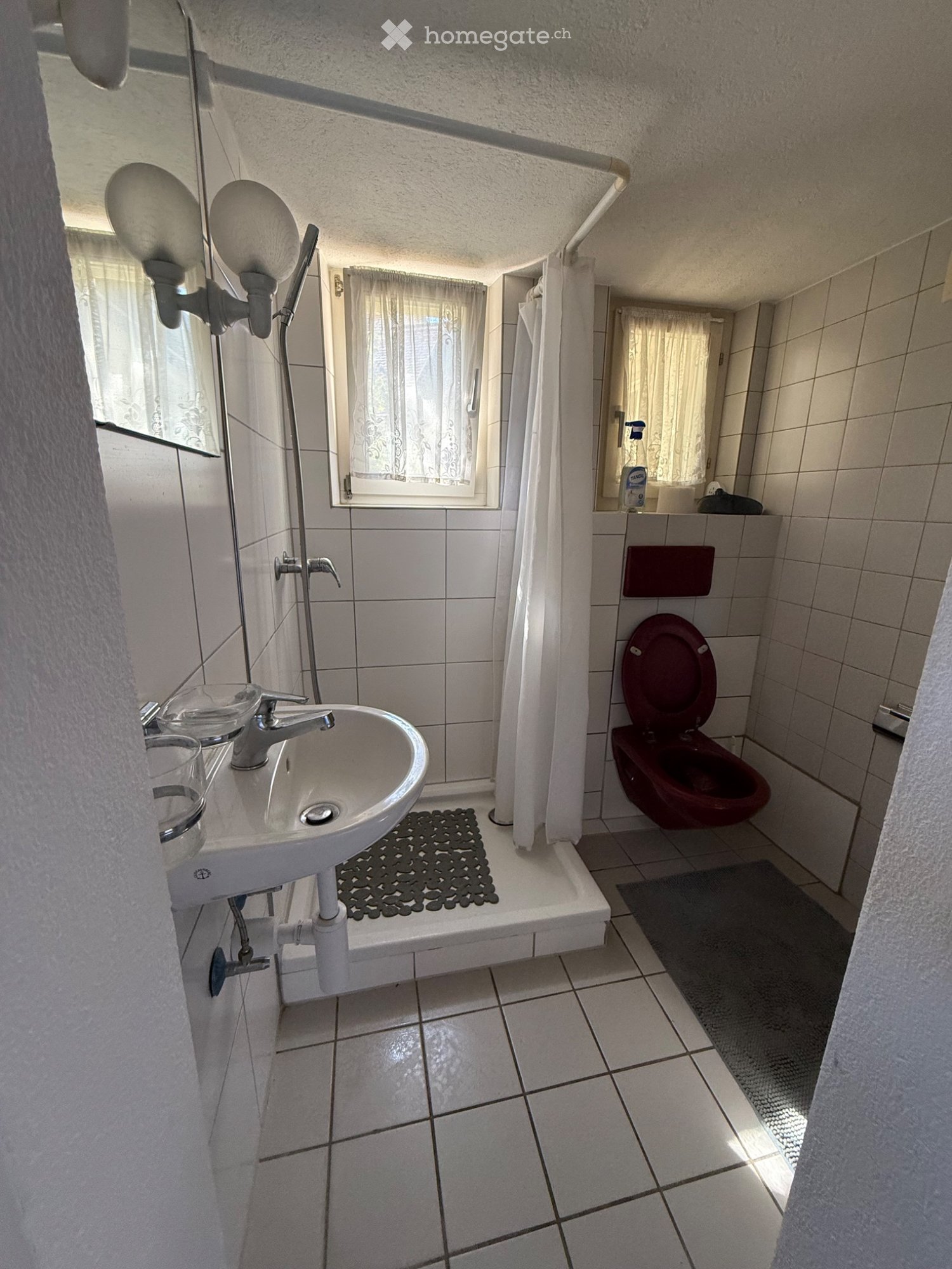 Chambre meublée à Balsthal pour des séjours de courte et longue durée

Au St. Wolfgangstrasse 2 à Balsthal, nous proposons à la location une chambre meublée avec douche et WC séparés. L'offre convient aussi bien pour des séjours temporaires que pour une location à plus long terme.

Adresse : St. Wol