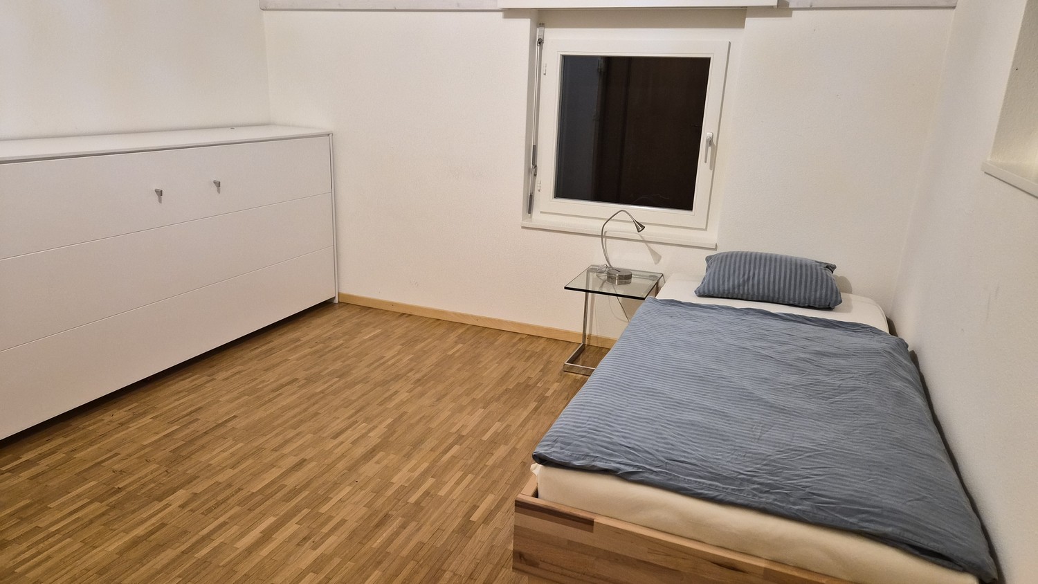 Chambre dans une colocation

Vous travaillez ou étudiez durant la semaine dans la région et recherchez un logement calme et agréable du lundi au vendredi ? Alors cette chambre pourrait être exactement ce qu'il vous faut !

Ce qui vous attend :

Chambre :
Lumineuse, confortable et semi-meublée – amén, photo 2 sur 5