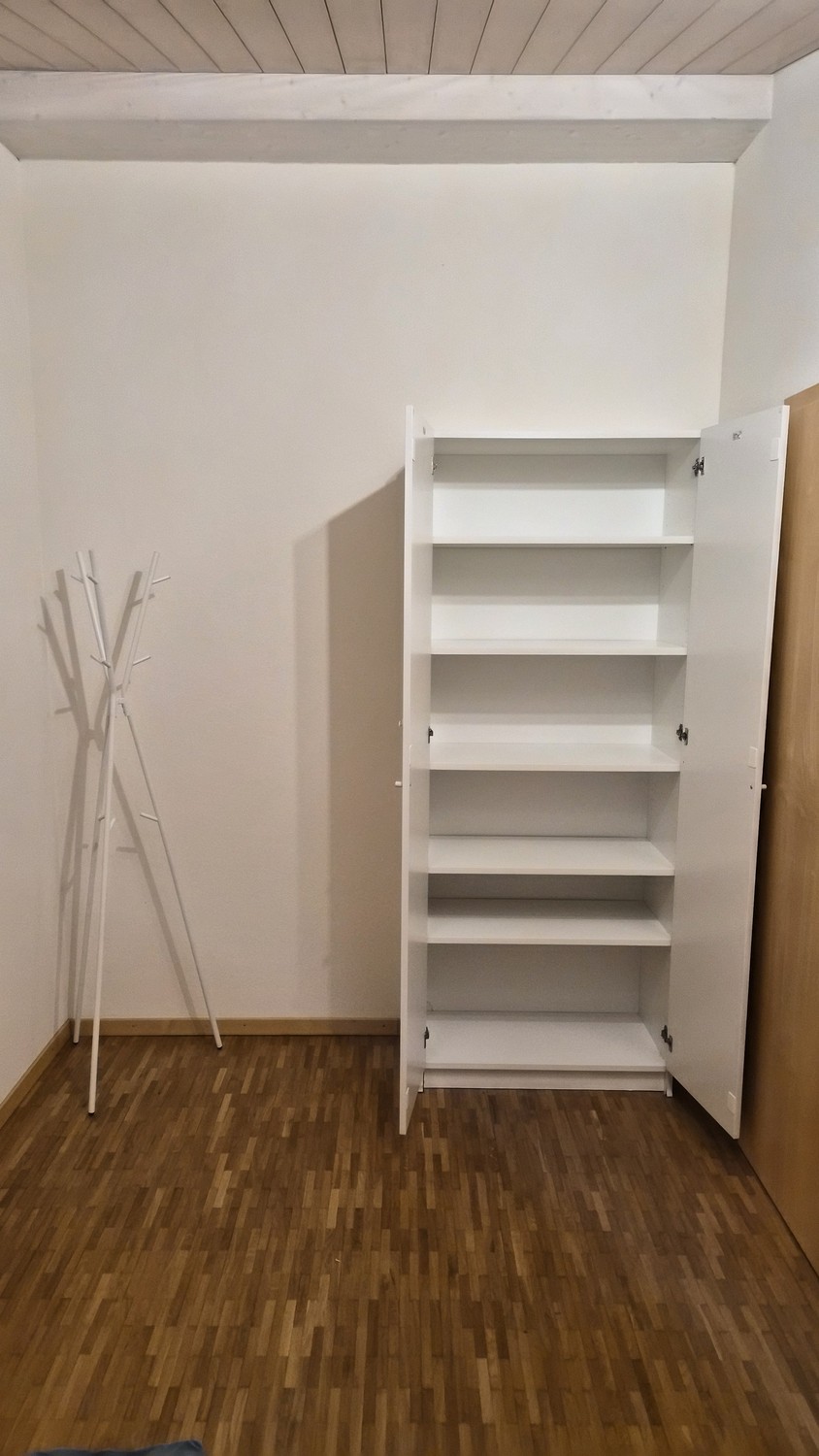 Chambre dans une colocation

Vous travaillez ou étudiez durant la semaine dans la région et recherchez un logement calme et agréable du lundi au vendredi ? Alors cette chambre pourrait être exactement ce qu'il vous faut !

Ce qui vous attend :

Chambre :
Lumineuse, confortable et semi-meublée – amén, photo 1 sur 5