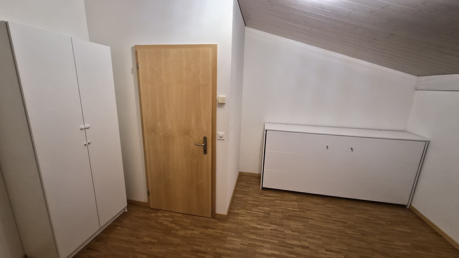Chambre dans une colocation

Vous travaillez ou étudiez durant la semaine dans la région et recherchez un logement calme et agréable du lundi au vendredi ? Alors cette chambre pourrait être exactement ce qu'il vous faut !

Ce qui vous attend :

Chambre :
Lumineuse, confortable et semi-meublée – amén, photo 4 sur 5