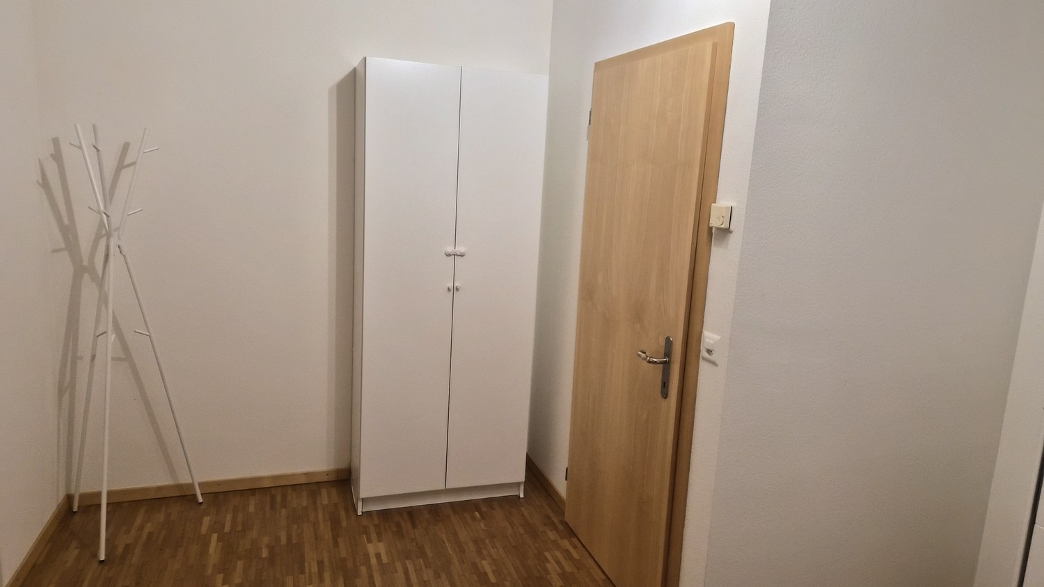 Chambre dans une colocation

Vous travaillez ou étudiez durant la semaine dans la région et recherchez un logement calme et agréable du lundi au vendredi ? Alors cette chambre pourrait être exactement ce qu'il vous faut !

Ce qui vous attend :

Chambre :
Lumineuse, confortable et semi-meublée – amén, photo 3 sur 5