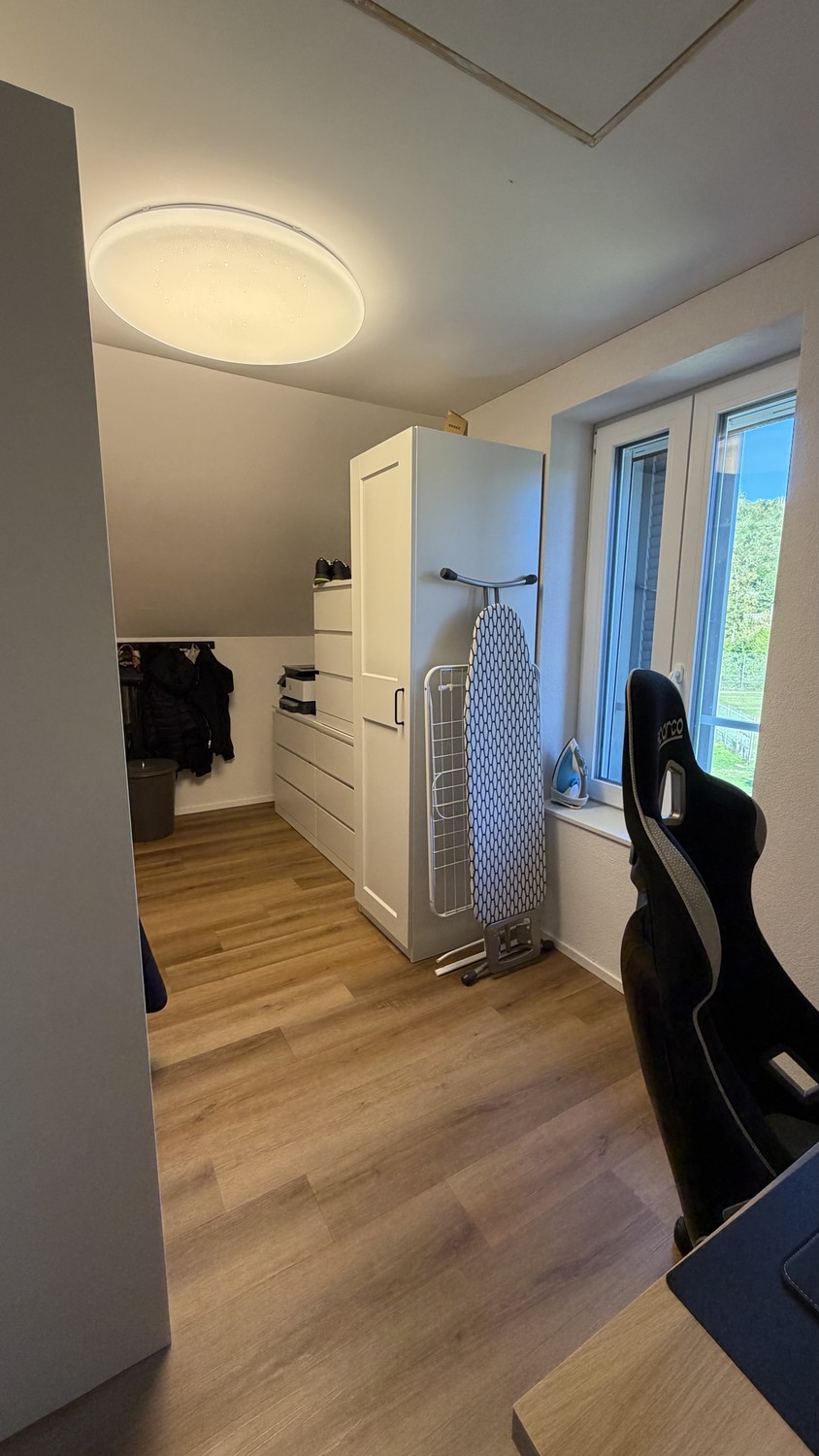 Charmant appartement mansardé de 3.5 pièces avec balcon et beaucoup de caractère

Vivre avec charme et confort moderne – bienvenue à Schönenberg TG !

Cet appartement mansardé de 3.5 pièces, lumineux et chaleureux, séduit par son caractère particulier, une atmosphère de vie agréable et un équipement, photo 10 sur 10