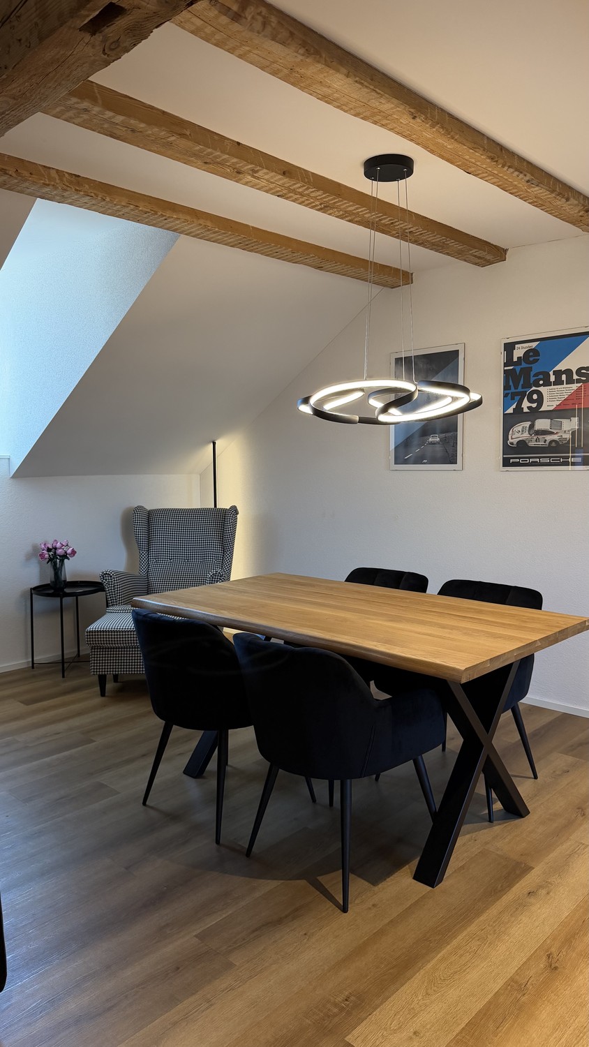 Charmant appartement mansardé de 3.5 pièces avec balcon et beaucoup de caractère

Vivre avec charme et confort moderne – bienvenue à Schönenberg TG !

Cet appartement mansardé de 3.5 pièces, lumineux et chaleureux, séduit par son caractère particulier, une atmosphère de vie agréable et un équipement, photo 5 sur 10