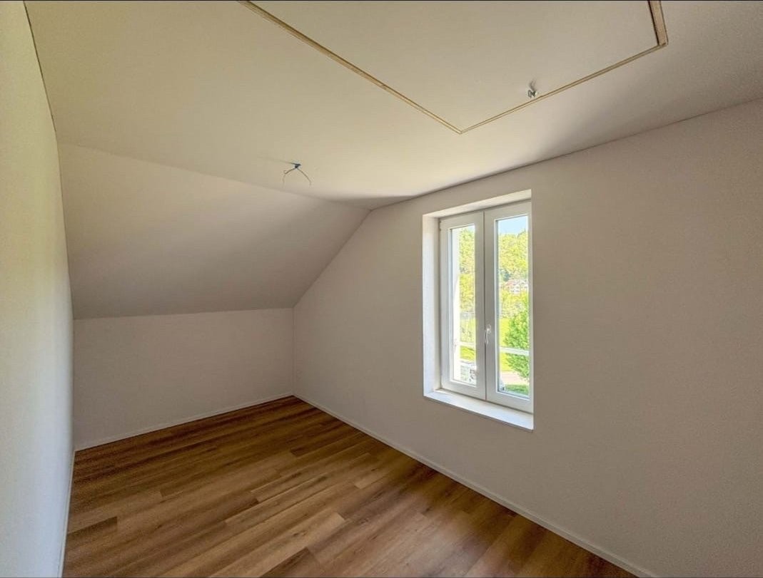 Charmant appartement mansardé de 3.5 pièces avec balcon et beaucoup de caractère

Vivre avec charme et confort moderne – bienvenue à Schönenberg TG !

Cet appartement mansardé de 3.5 pièces, lumineux et chaleureux, séduit par son caractère particulier, une atmosphère de vie agréable et un équipement, photo 8 sur 10