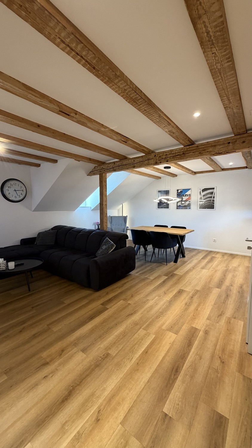 Charmant appartement mansardé de 3.5 pièces avec balcon et beaucoup de caractère

Vivre avec charme et confort moderne – bienvenue à Schönenberg TG !

Cet appartement mansardé de 3.5 pièces, lumineux et chaleureux, séduit par son caractère particulier, une atmosphère de vie agréable et un équipement, photo 3 sur 10
