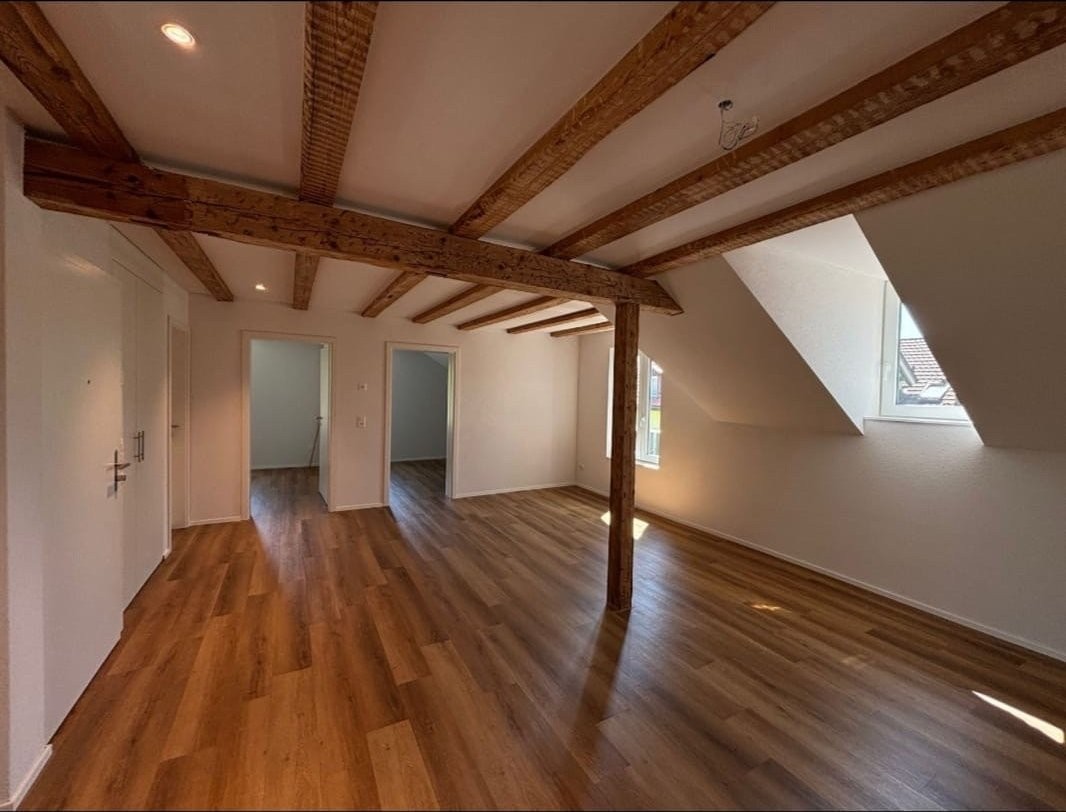 Charmant appartement mansardé de 3.5 pièces avec balcon et beaucoup de caractère

Vivre avec charme et confort moderne – bienvenue à Schönenberg TG !

Cet appartement mansardé de 3.5 pièces, lumineux et chaleureux, séduit par son caractère particulier, une atmosphère de vie agréable et un équipement, photo 1 sur 10