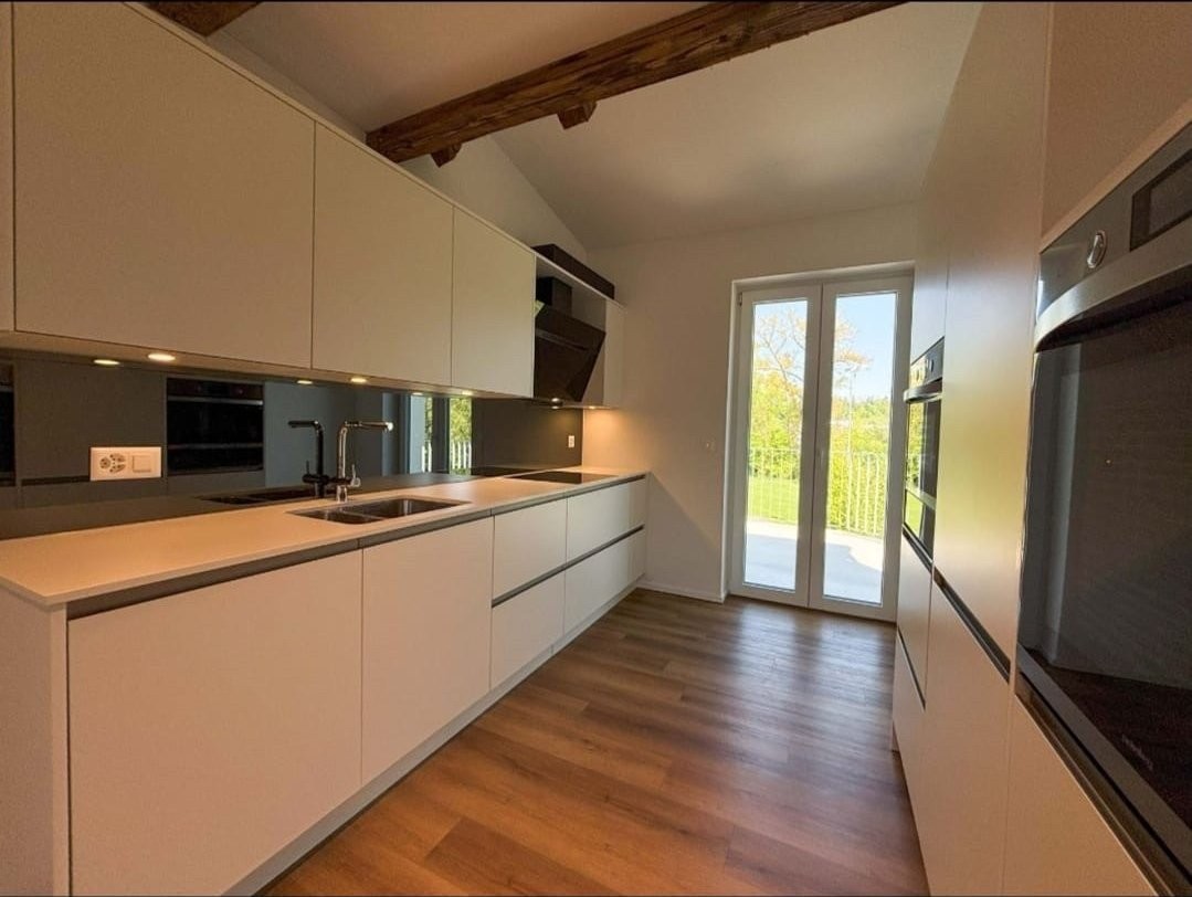 Charmant appartement mansardé de 3.5 pièces avec balcon et beaucoup de caractère

Vivre avec charme et confort moderne – bienvenue à Schönenberg TG !

Cet appartement mansardé de 3.5 pièces, lumineux et chaleureux, séduit par son caractère particulier, une atmosphère de vie agréable et un équipement, photo 2 sur 10