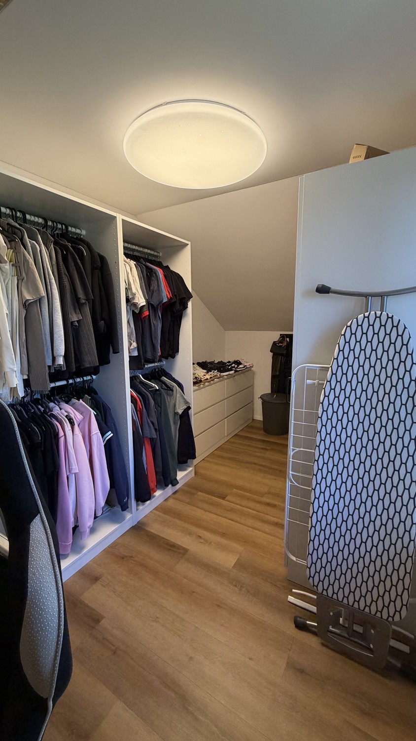 Charmant appartement mansardé de 3.5 pièces avec balcon et beaucoup de caractère

Vivre avec charme et confort moderne – bienvenue à Schönenberg TG !

Cet appartement mansardé de 3.5 pièces, lumineux et chaleureux, séduit par son caractère particulier, une atmosphère de vie agréable et un équipement, photo 9 sur 10
