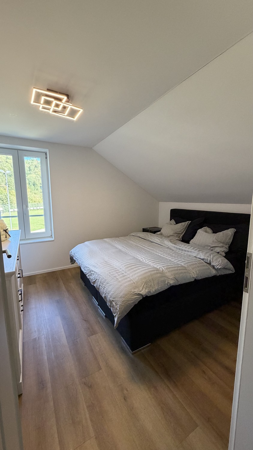 Charmant appartement mansardé de 3.5 pièces avec balcon et beaucoup de caractère

Vivre avec charme et confort moderne – bienvenue à Schönenberg TG !

Cet appartement mansardé de 3.5 pièces, lumineux et chaleureux, séduit par son caractère particulier, une atmosphère de vie agréable et un équipement, photo 7 sur 10