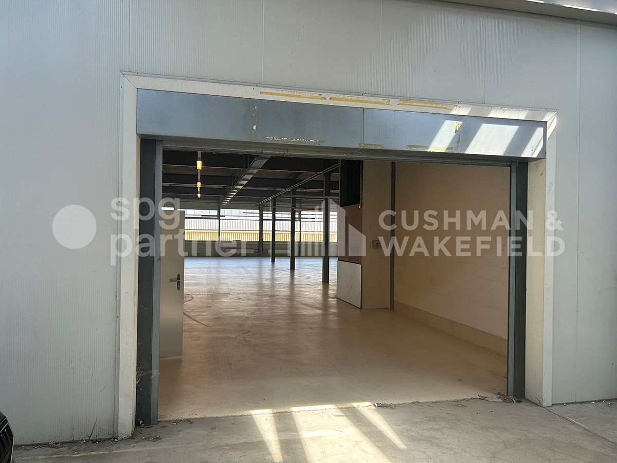 675m² storage room