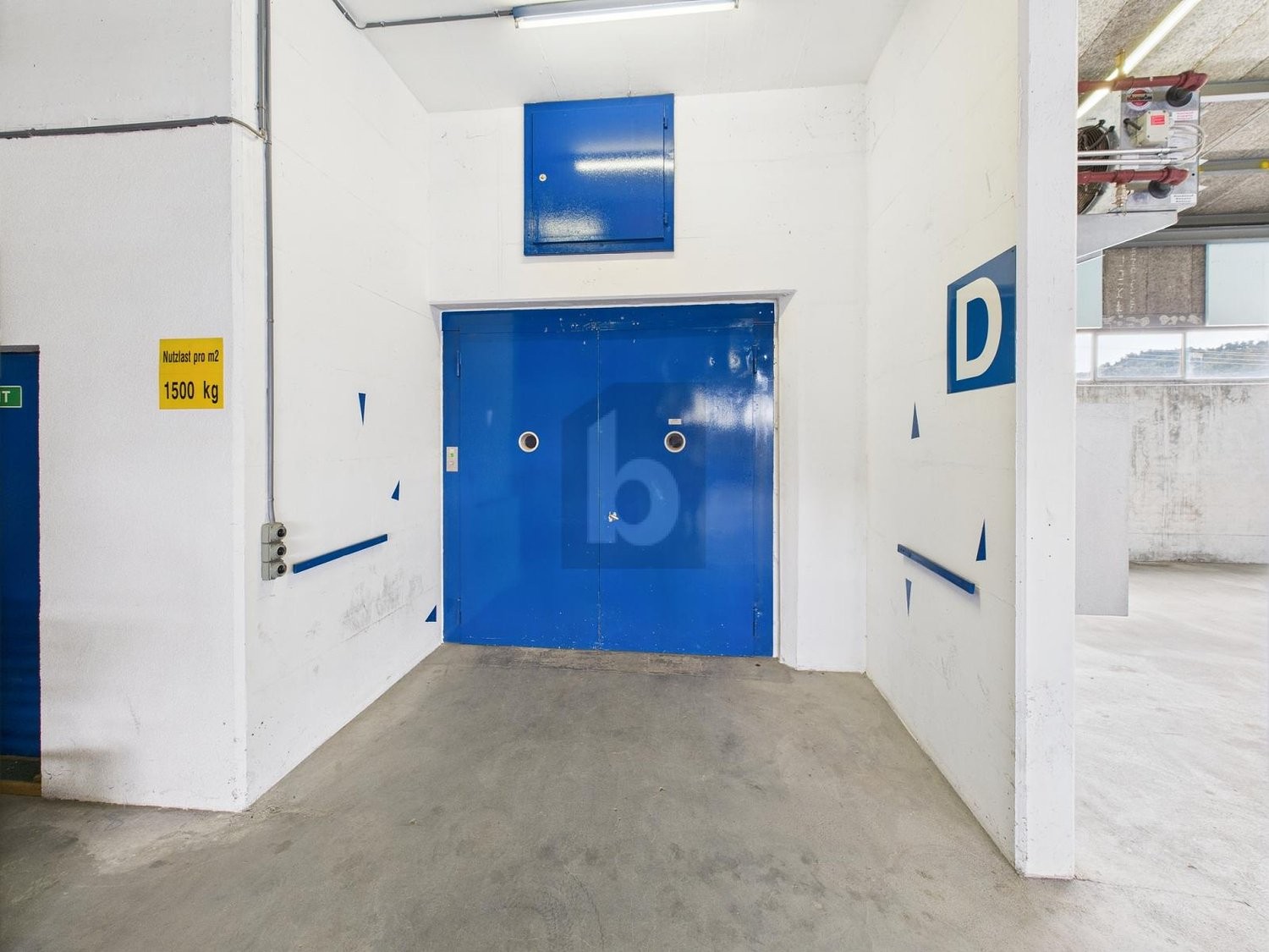 775m² de local de stockage