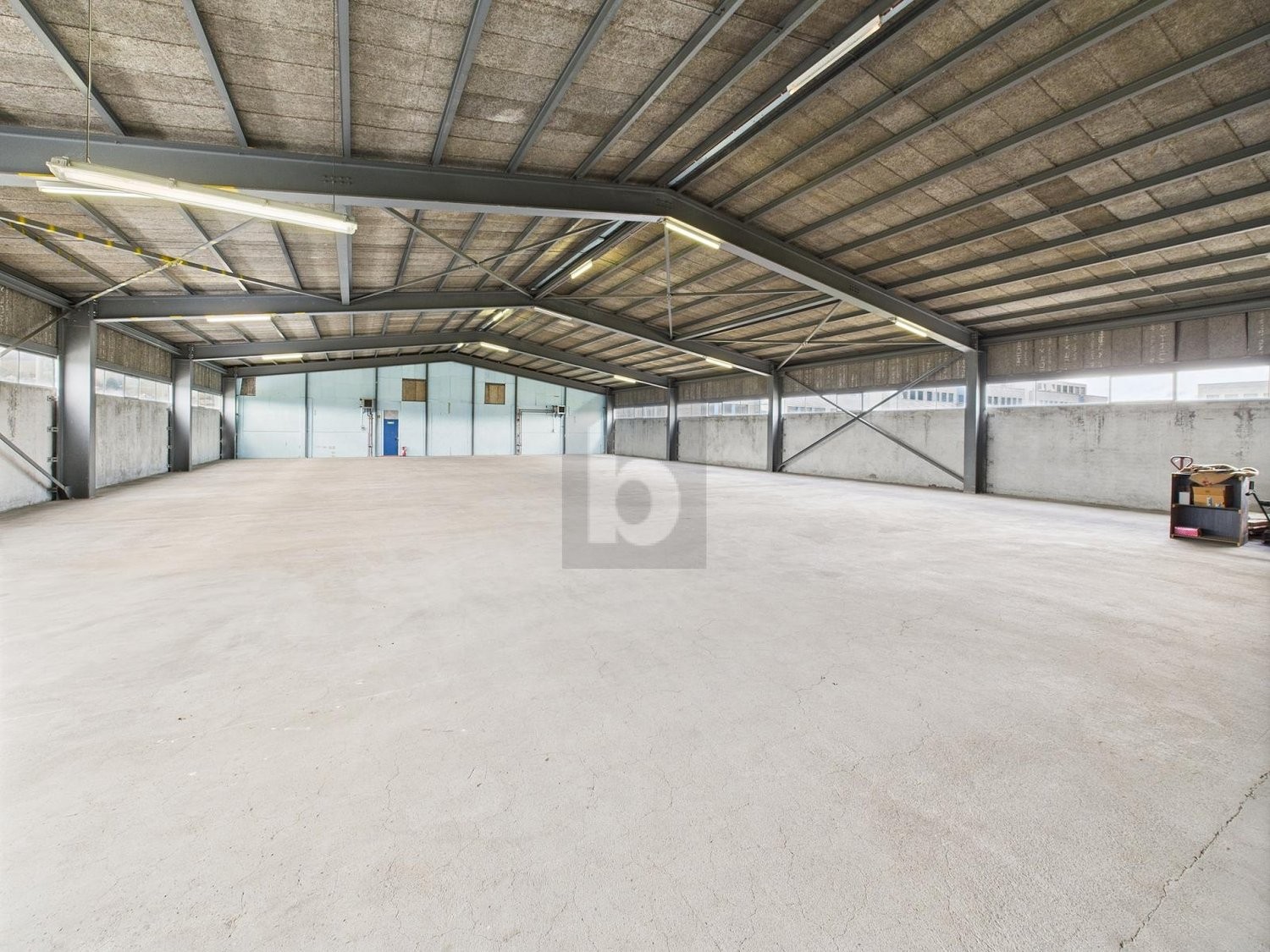 775m² de local de stockage