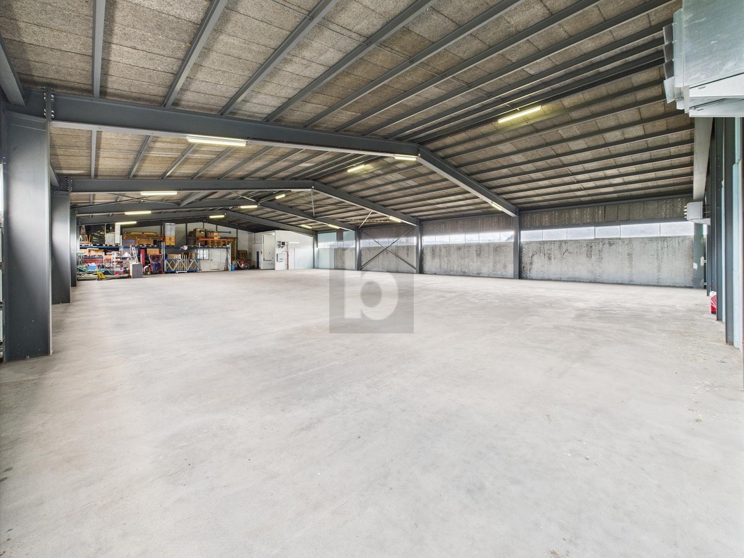 775m² de local de stockage