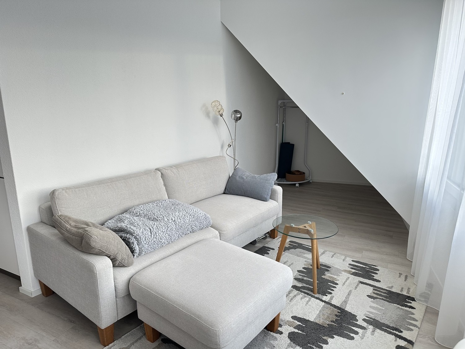 Appartement de 1 ½ pièce

Studio de 1,5 pièce lumineux et moderne à Zurich Altstetten, entièrement meublé et idéal pour les personnes seules ou les couples.

La kitchenette compacte comprend une table de cuisson en céramique, un four et un lave-vaisselle intégré. Une table de bar haute sert à la foi, photo 9 sur 10