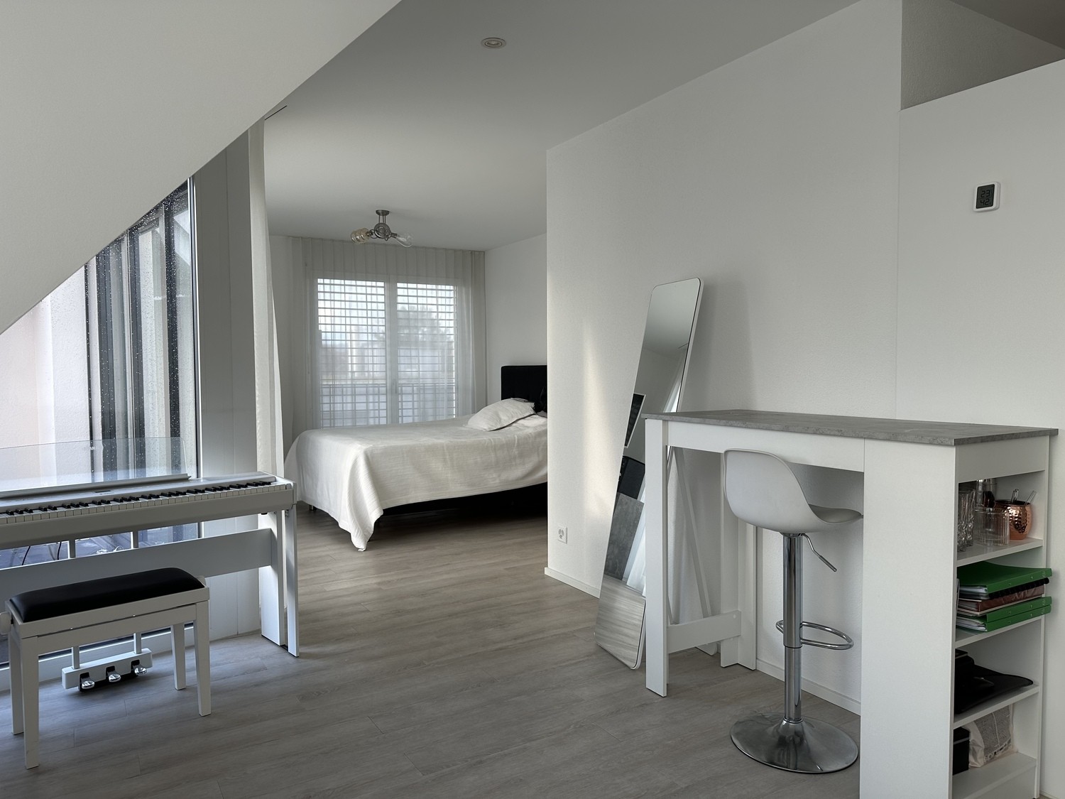 Appartement de 1 ½ pièce

Studio de 1,5 pièce lumineux et moderne à Zurich Altstetten, entièrement meublé et idéal pour les personnes seules ou les couples.

La kitchenette compacte comprend une table de cuisson en céramique, un four et un lave-vaisselle intégré. Une table de bar haute sert à la foi, photo 7 sur 10