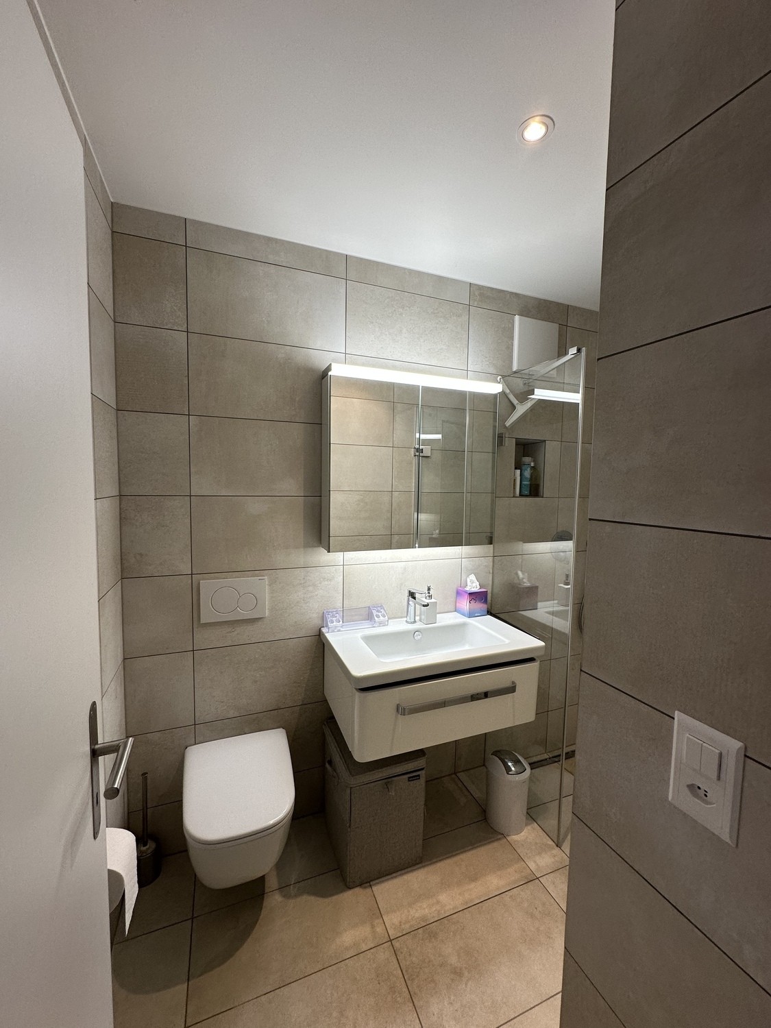 Appartement de 1 ½ pièce

Studio de 1,5 pièce lumineux et moderne à Zurich Altstetten, entièrement meublé et idéal pour les personnes seules ou les couples.

La kitchenette compacte comprend une table de cuisson en céramique, un four et un lave-vaisselle intégré. Une table de bar haute sert à la foi, photo 10 sur 10