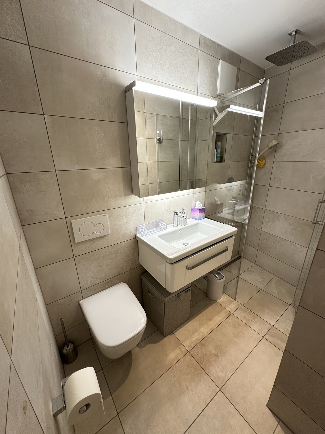 Appartement de 1 ½ pièce

Studio de 1,5 pièce lumineux et moderne à Zurich Altstetten, entièrement meublé et idéal pour les personnes seules ou les couples.

La kitchenette compacte comprend une table de cuisson en céramique, un four et un lave-vaisselle intégré. Une table de bar haute sert à la foi, photo 8 sur 10