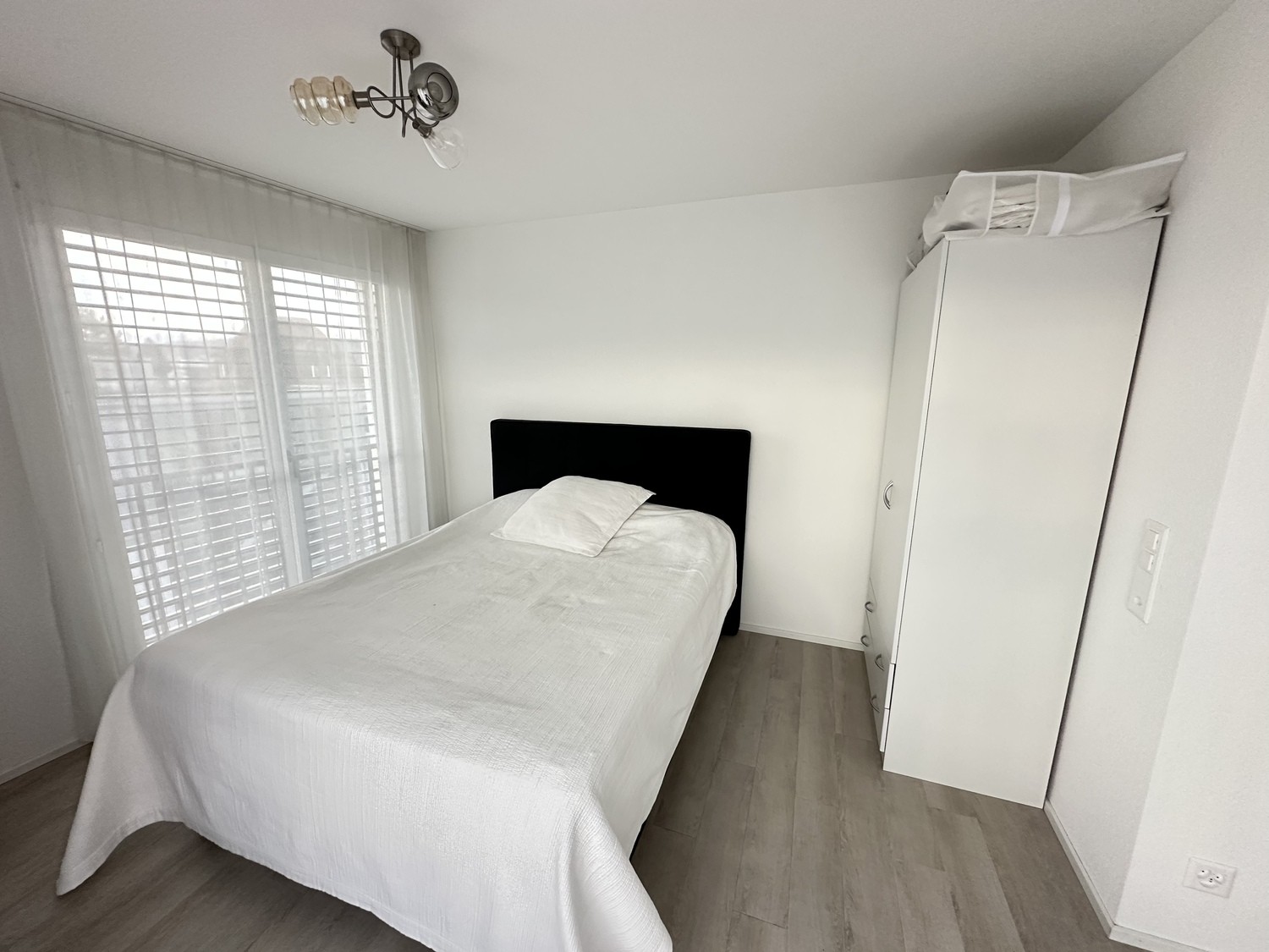 Appartement de 1 ½ pièce

Studio de 1,5 pièce lumineux et moderne à Zurich Altstetten, entièrement meublé et idéal pour les personnes seules ou les couples.

La kitchenette compacte comprend une table de cuisson en céramique, un four et un lave-vaisselle intégré. Une table de bar haute sert à la foi, photo 3 sur 10