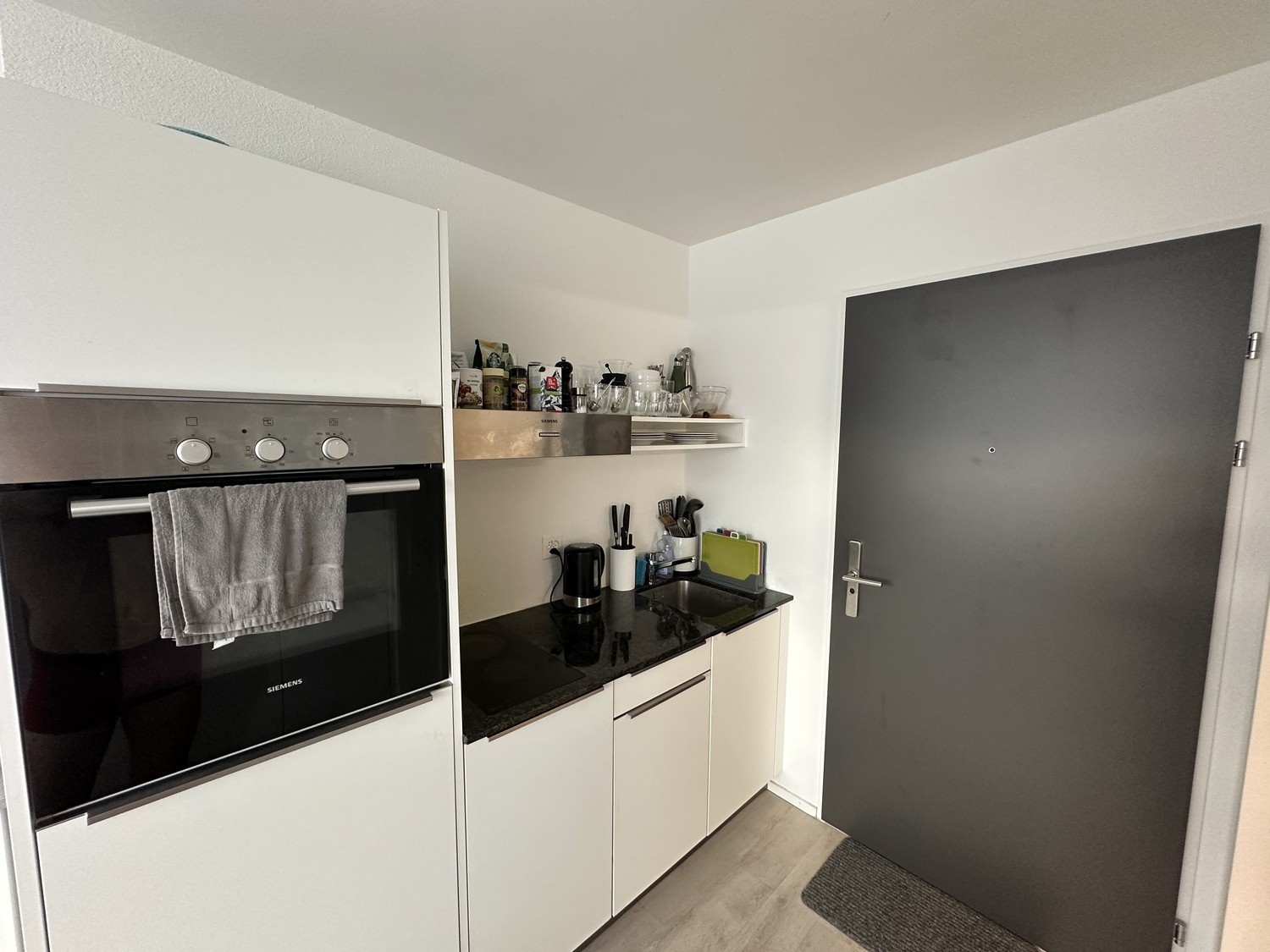 Appartement de 1 ½ pièce

Studio de 1,5 pièce lumineux et moderne à Zurich Altstetten, entièrement meublé et idéal pour les personnes seules ou les couples.

La kitchenette compacte comprend une table de cuisson en céramique, un four et un lave-vaisselle intégré. Une table de bar haute sert à la foi, photo 2 sur 10