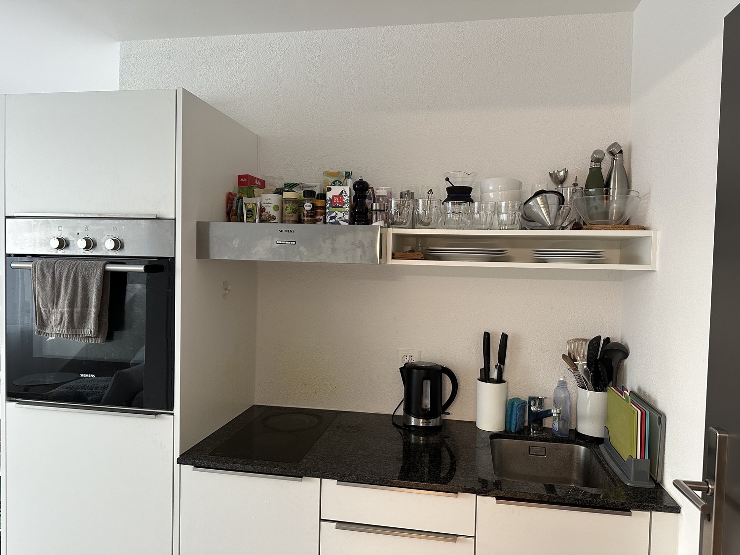 Appartement de 1 ½ pièce

Studio de 1,5 pièce lumineux et moderne à Zurich Altstetten, entièrement meublé et idéal pour les personnes seules ou les couples.

La kitchenette compacte comprend une table de cuisson en céramique, un four et un lave-vaisselle intégré. Une table de bar haute sert à la foi, photo 5 sur 10