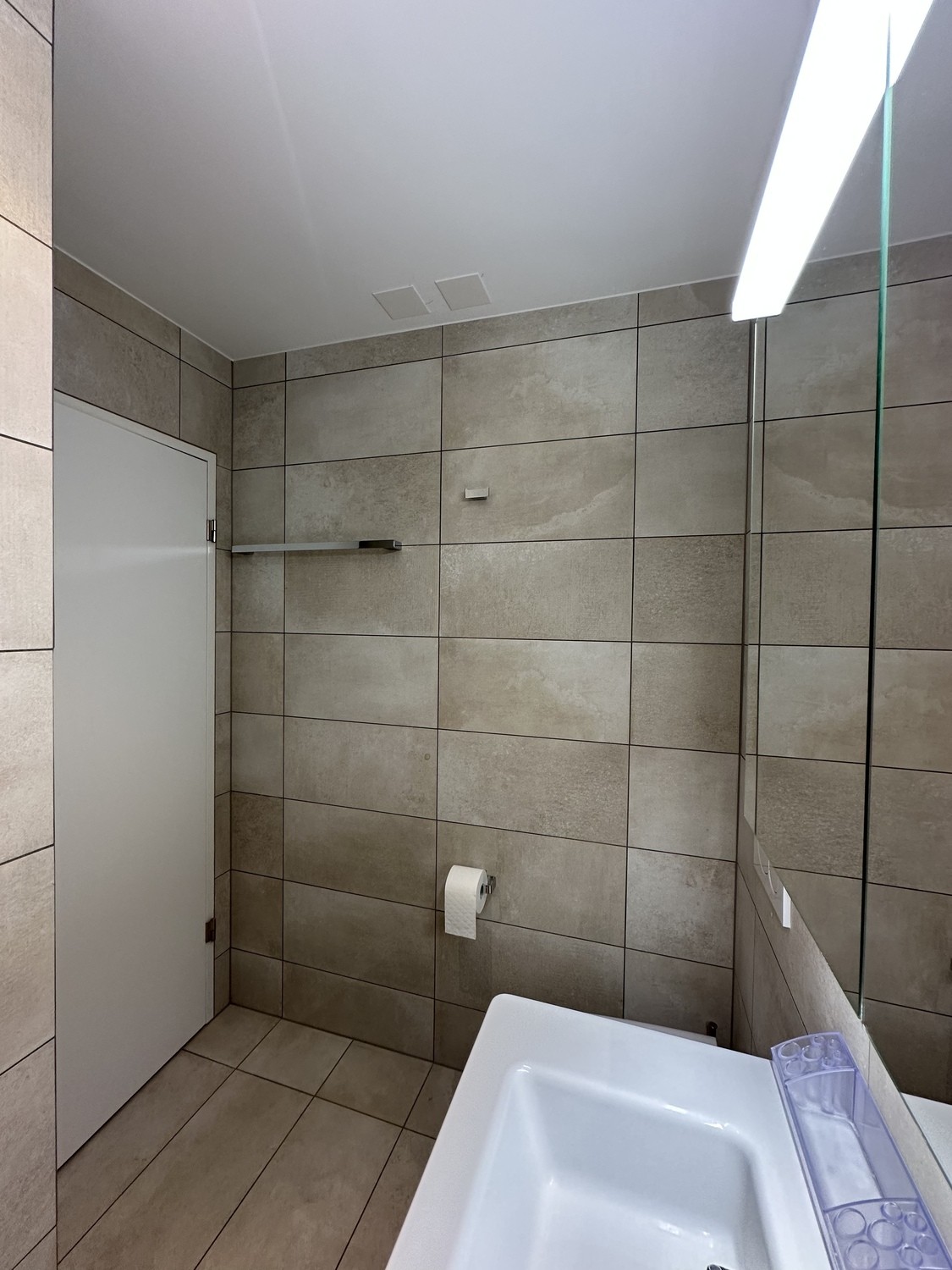 Appartement de 1 ½ pièce

Studio de 1,5 pièce lumineux et moderne à Zurich Altstetten, entièrement meublé et idéal pour les personnes seules ou les couples.

La kitchenette compacte comprend une table de cuisson en céramique, un four et un lave-vaisselle intégré. Une table de bar haute sert à la foi, photo 6 sur 10