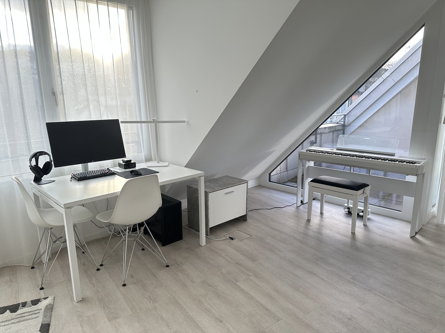 Appartement de 1 ½ pièce

Studio de 1,5 pièce lumineux et moderne à Zurich Altstetten, entièrement meublé et idéal pour les personnes seules ou les couples.

La kitchenette compacte comprend une table de cuisson en céramique, un four et un lave-vaisselle intégré. Une table de bar haute sert à la foi, photo 4 sur 10