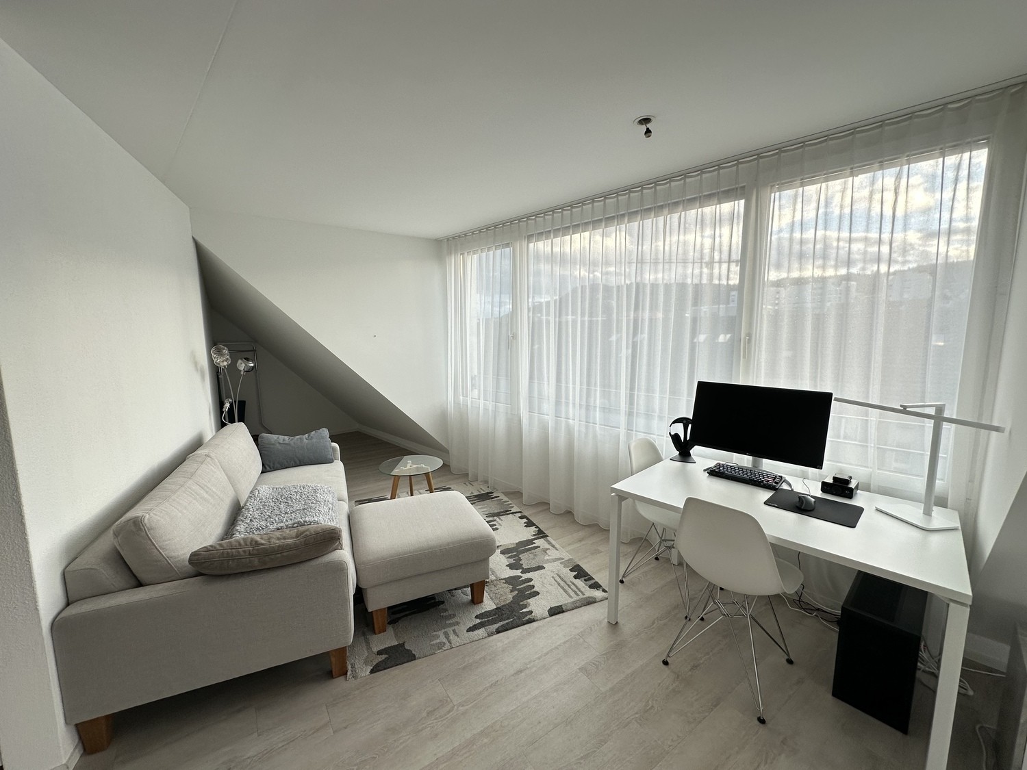 Appartement de 1 ½ pièce

Studio de 1,5 pièce lumineux et moderne à Zurich Altstetten, entièrement meublé et idéal pour les personnes seules ou les couples.

La kitchenette compacte comprend une table de cuisson en céramique, un four et un lave-vaisselle intégré. Une table de bar haute sert à la foi, photo 1 sur 10