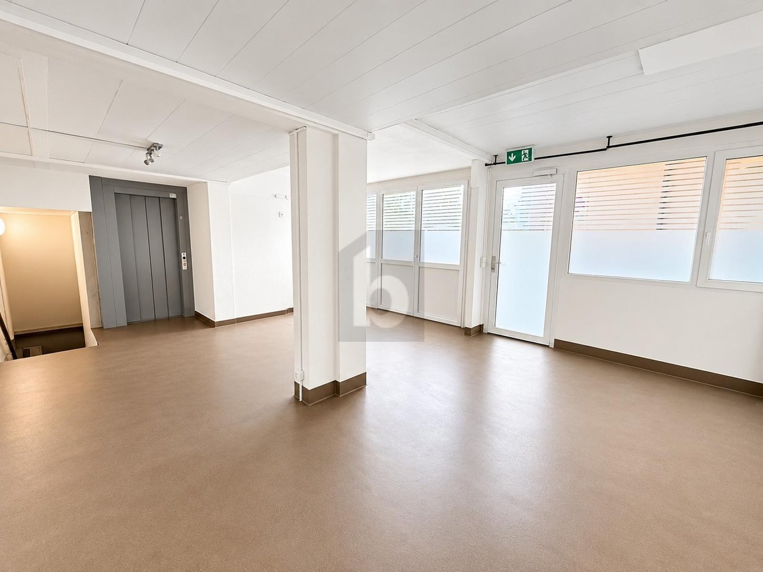 120m² storage room