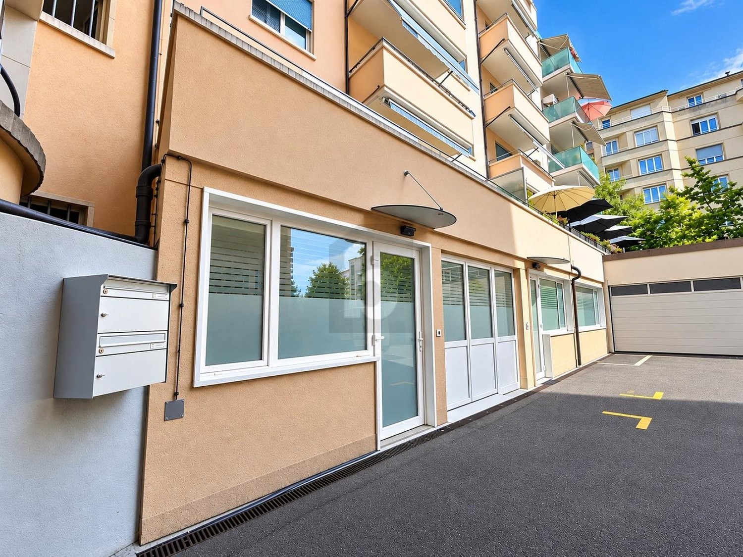 120m² storage room