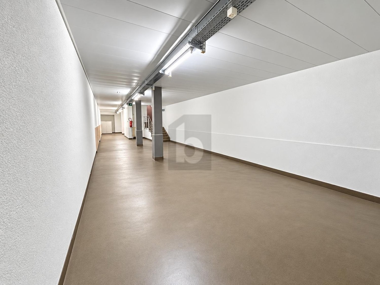 120m² storage room