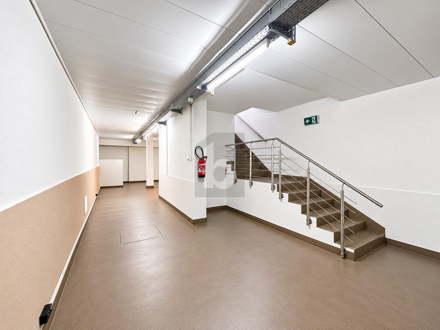 120m² storage room