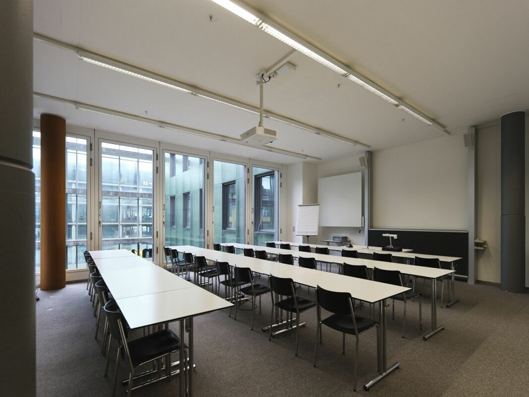 6700m² de bureaux

Site éducatif entièrement aménagé à la gare de Bâle

Dès octobre 2026, nous louons, directement à la gare de Basel SBB, près de 7'000m² de locaux d'enseignement et de bureaux entièrement aménagés dans un environnement inspirant.

Les locaux offrent des possibilités de répartition 