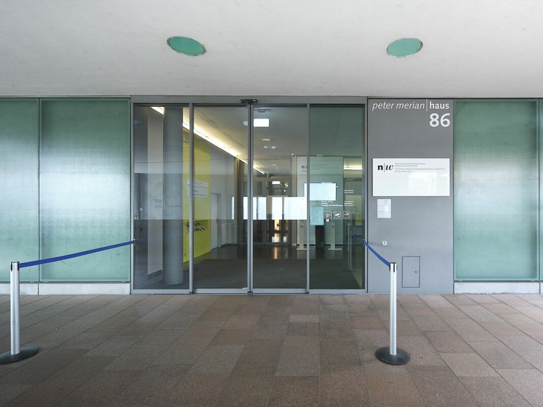 6700m² de bureaux

Site éducatif entièrement aménagé à la gare de Bâle

Dès octobre 2026, nous louons, directement à la gare de Basel SBB, près de 7'000m² de locaux d'enseignement et de bureaux entièrement aménagés dans un environnement inspirant.

Les locaux offrent des possibilités de répartition 