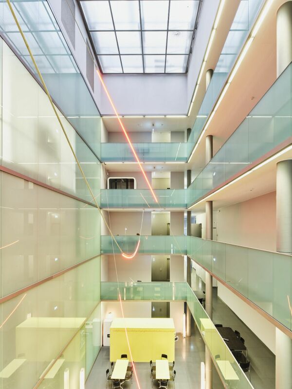 6700m² de bureaux

Site éducatif entièrement aménagé à la gare de Bâle

Dès octobre 2026, nous louons, directement à la gare de Basel SBB, près de 7'000m² de locaux d'enseignement et de bureaux entièrement aménagés dans un environnement inspirant.

Les locaux offrent des possibilités de répartition 