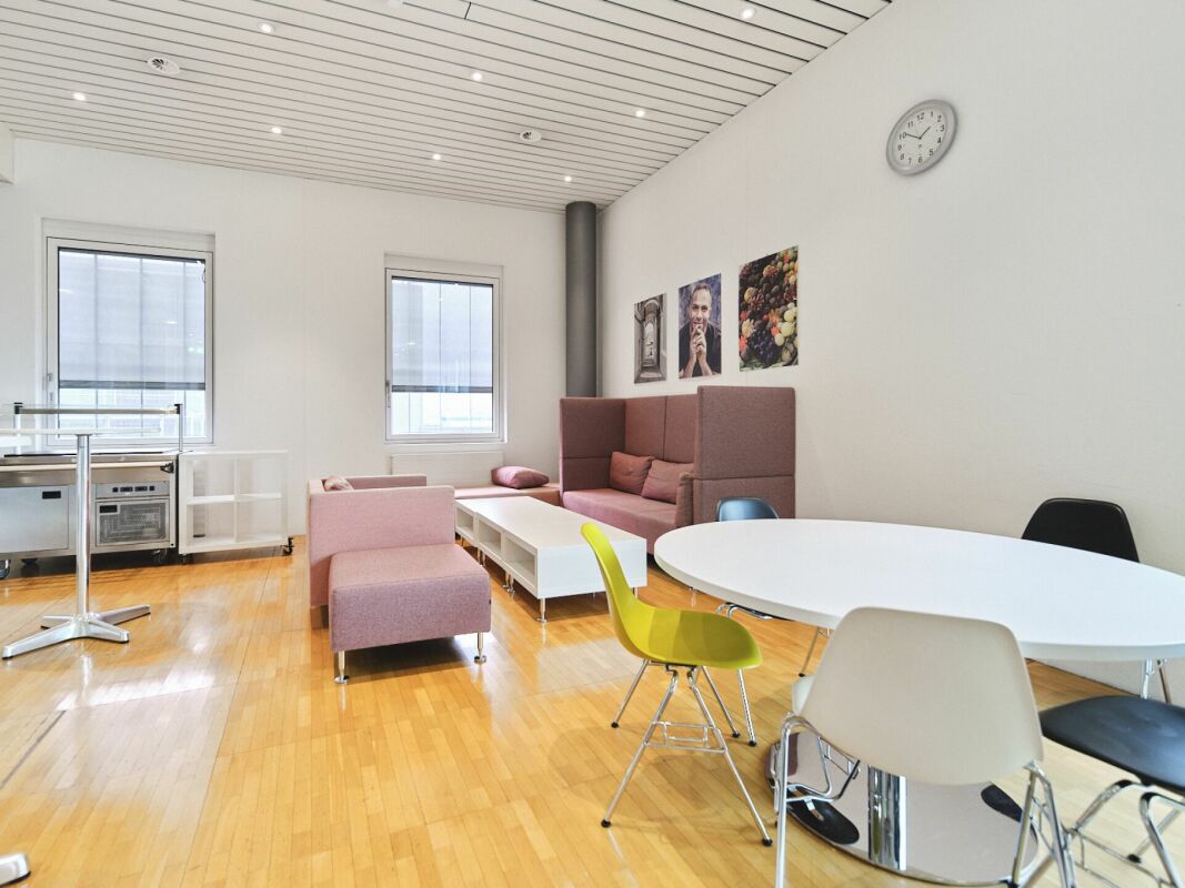 6700m² de bureaux

Site éducatif entièrement aménagé à la gare de Bâle

Dès octobre 2026, nous louons, directement à la gare de Basel SBB, près de 7'000m² de locaux d'enseignement et de bureaux entièrement aménagés dans un environnement inspirant.

Les locaux offrent des possibilités de répartition 