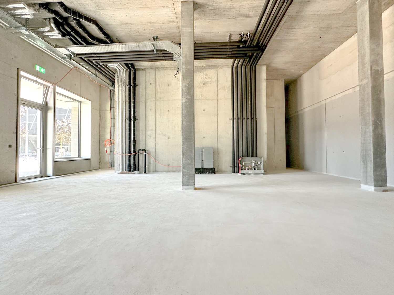 87m² shop, photo 2 sur 4