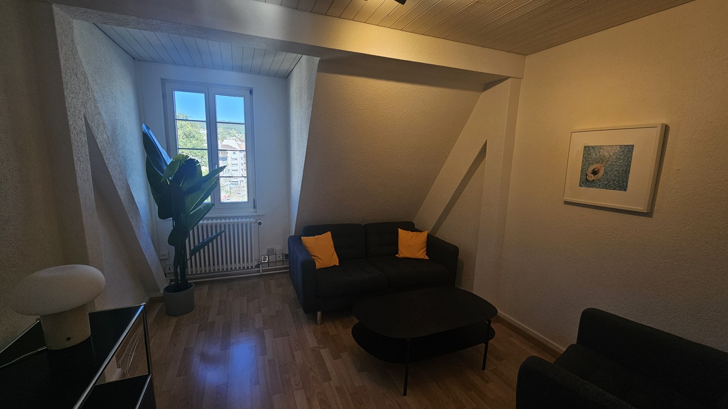 Bureau de 90m²

Le bureau se compose d'une grande pièce offrant de la place pour au moins 8 postes de travail spacieux et un coin repas avec canapé.

S'y ajoutent deux salles de réunion, une cuisine, des WC ainsi qu'une grande terrasse sur le toit avec un avant-corps et un compartiment de grenier su