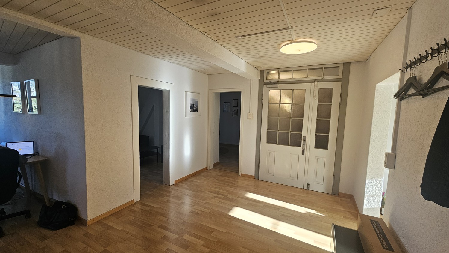 Bureau de 90m²

Le bureau se compose d'une grande pièce offrant de la place pour au moins 8 postes de travail spacieux et un coin repas avec canapé.

S'y ajoutent deux salles de réunion, une cuisine, des WC ainsi qu'une grande terrasse sur le toit avec un avant-corps et un compartiment de grenier su